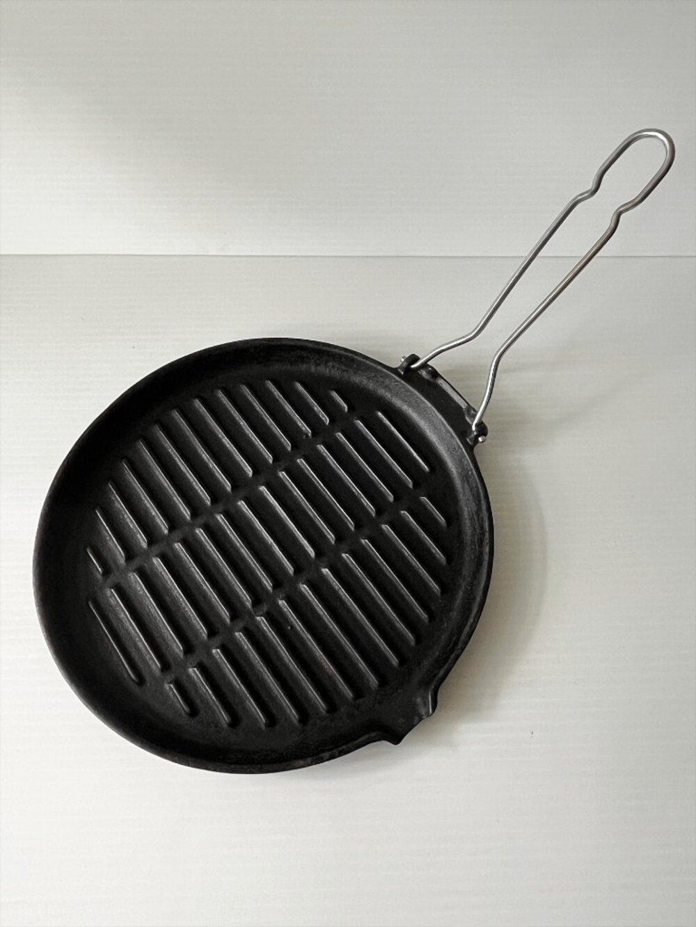 Vtg Cast Iron Round Griddle w/ Folding Removable Metal Hand 10.5" Pour Spout